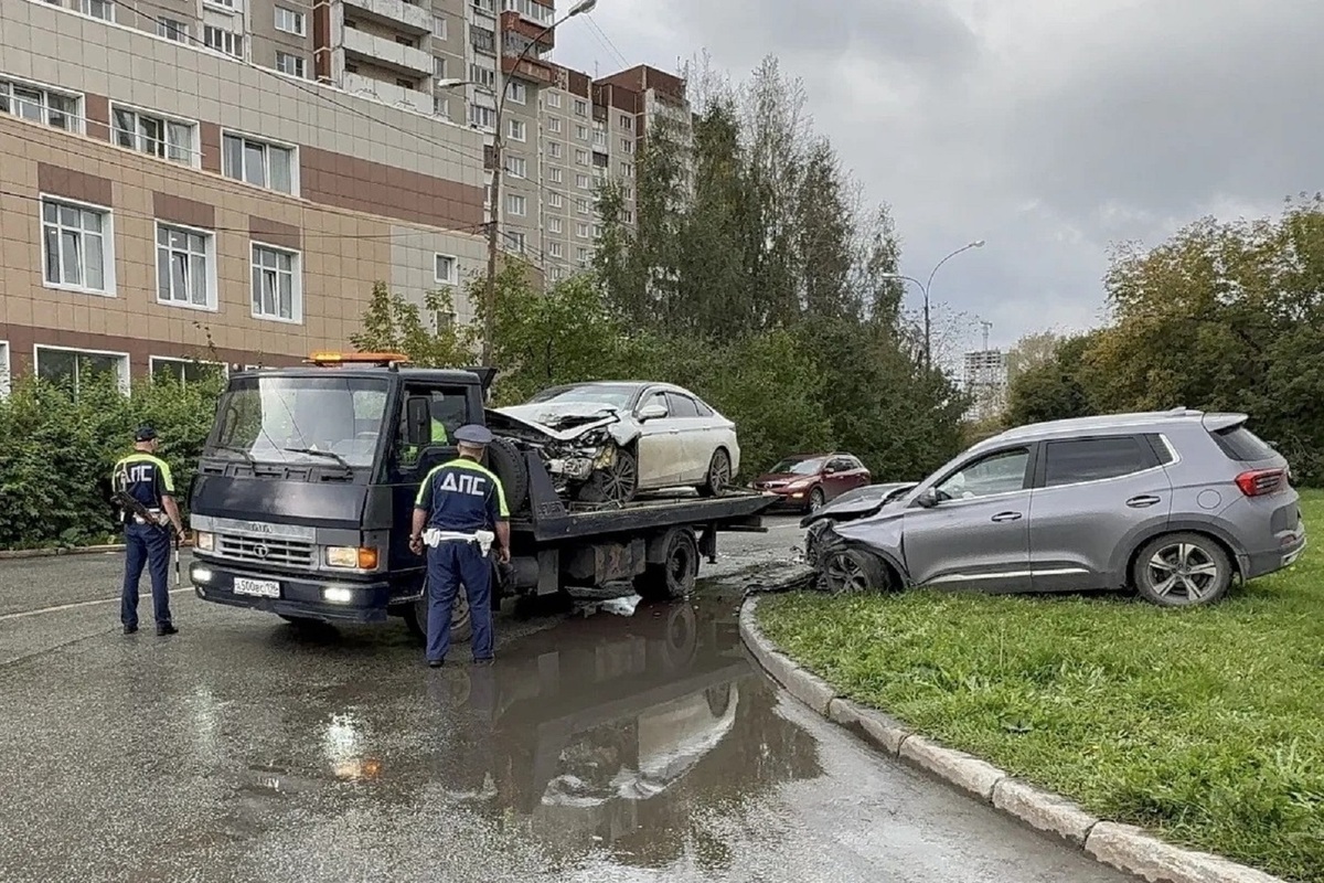 Росгвардеец и полицейский на выходном задержали виновника ДТП в Екатеринбурге