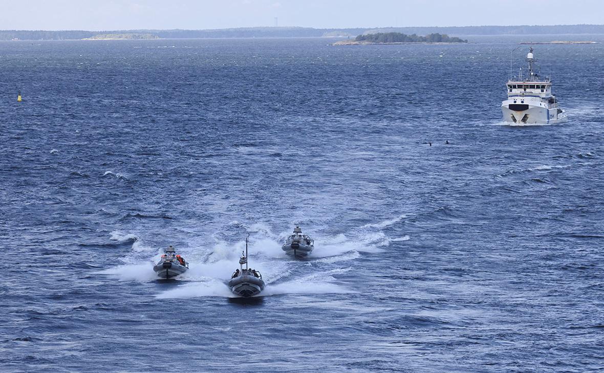 Финский спецназ отработал захват судна в Балтийском море