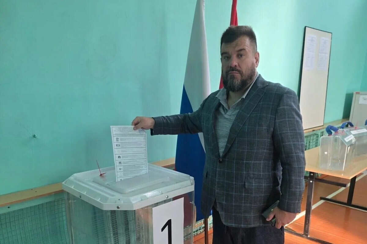 Депутат Тулоблдумы Степанов проголосовал на избирательном участке в Молодежном