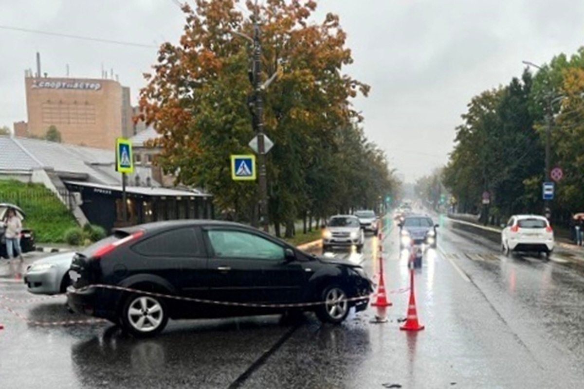 В Великом Новгороде пассажирка пострадала при столкновении двух легковушек