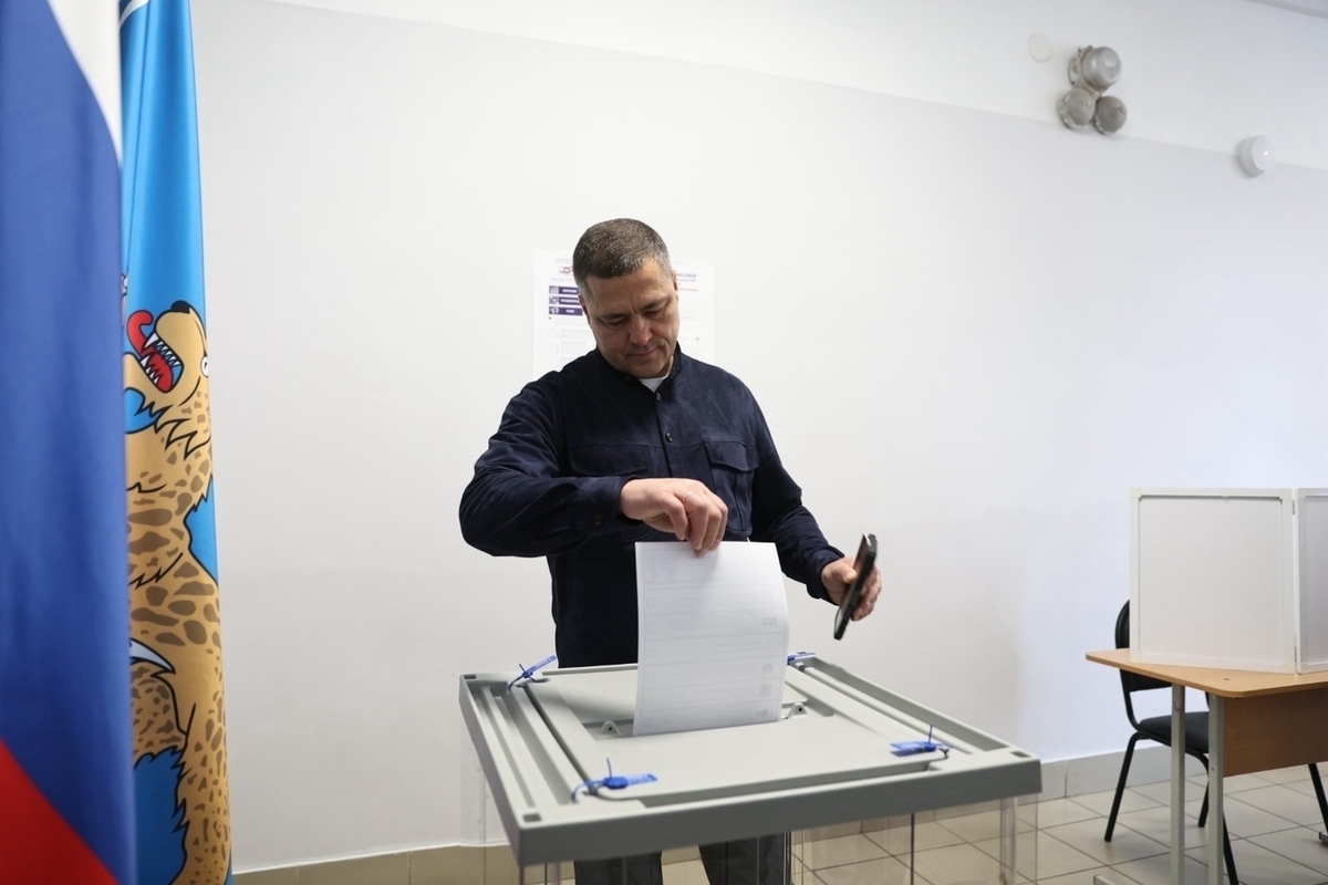 Михаил Ведерников принял участие в выборах Госдумы и Заксобрания Псковской области