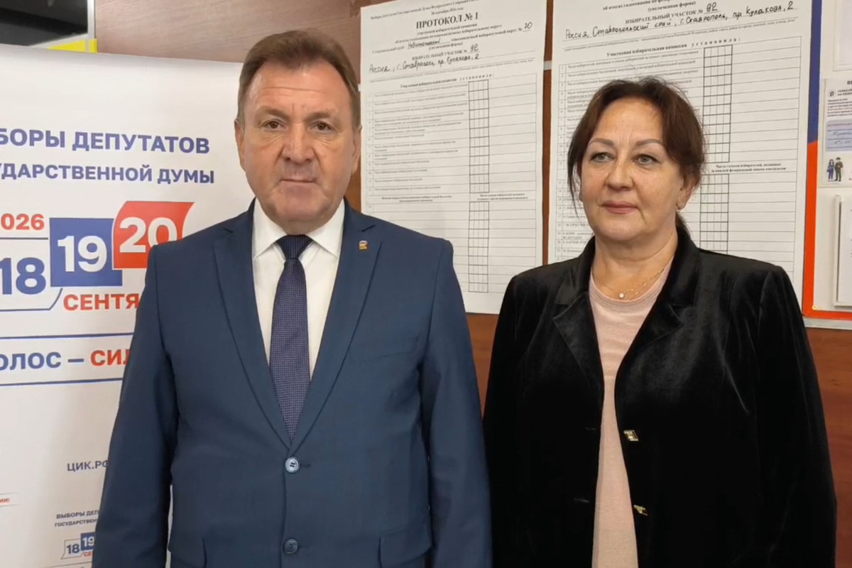 Мэр Ставрополя Иван Ульянченко с супругой проголосовал на выборах в Госдуму и краевой парламент