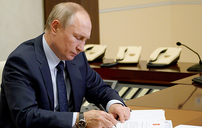 Путин дал звание "Мать-героиня" двум многодетным матерям