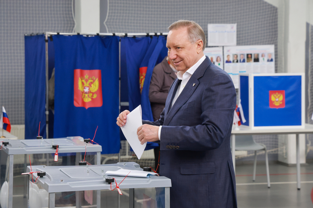 Александр Беглов проголосовал на выборах депутатов Госдумы и ЗакСа в школе №12