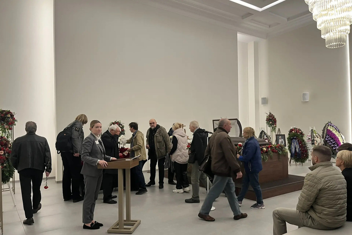 Петербуржцы прощаются с основателем ВИА «Поющие гитары» Евгением Броневицким