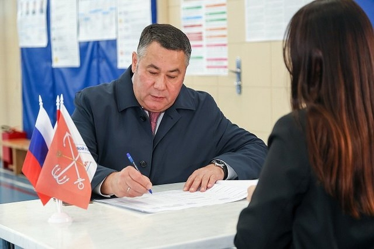 Представитель Президента в СЗФО Руденя проголосовал на участке Петроградского района
