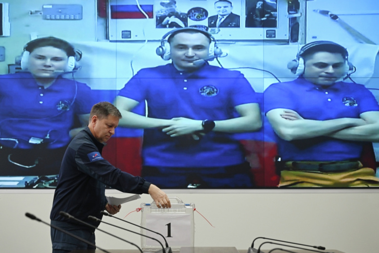 Экипаж МКС проголосовал на выборах депутатов Госдумы с орбиты