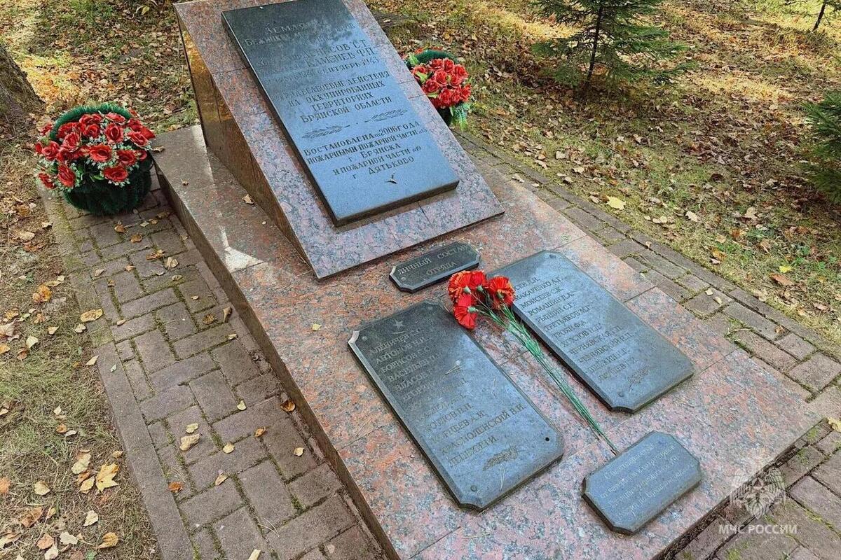 В Брянске спасатели почтили память пожарных-партизан