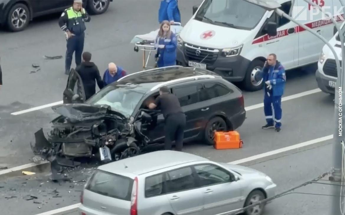 Один человек погиб и трое пострадали в массовом ДТП в Москве