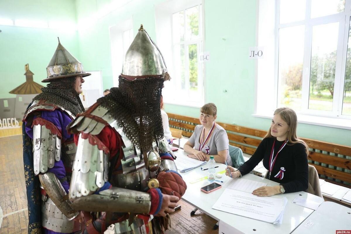 «Мы не считаем себя ошапурками. Мы — элита псковского воинства XIV века»: рыцари пришли на псковский избирательный участок