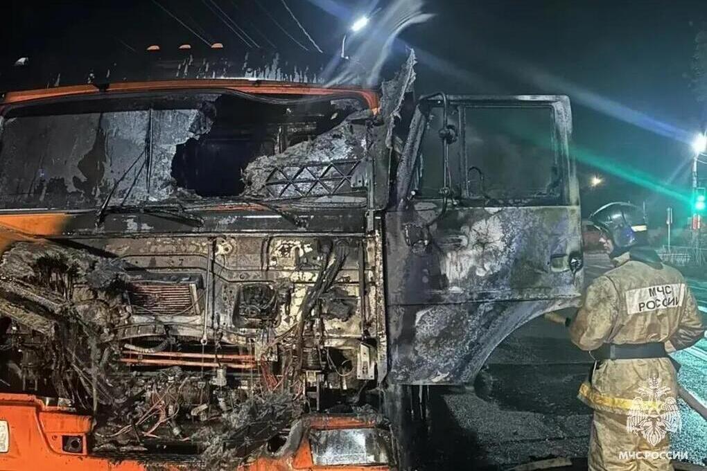 В Орловской области ночью вспыхнул движущийся «КамАЗ»