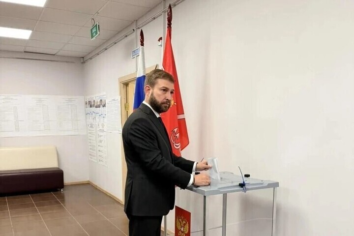 Глава Петроградского района Дмитрий Ваньчков отдал свой голос на избирательном участке
