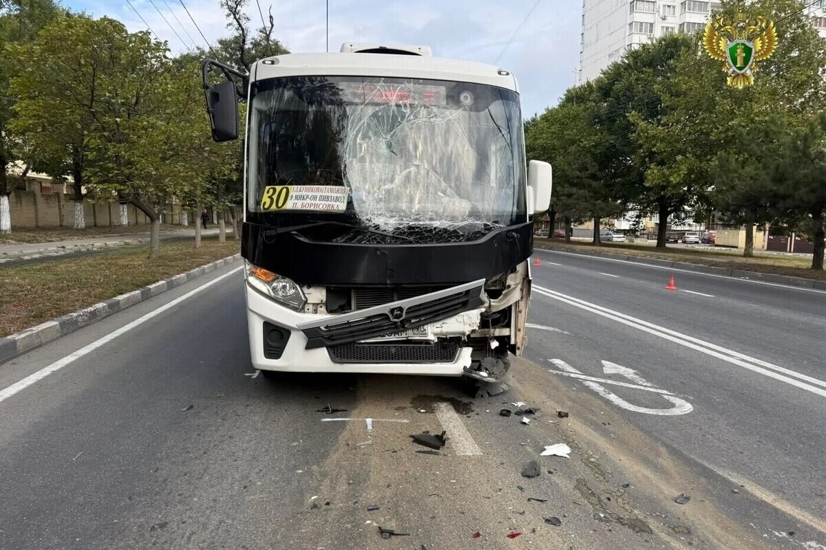 Пять человек пострадали в ДТП с двумя маршрутками в Новороссийске
