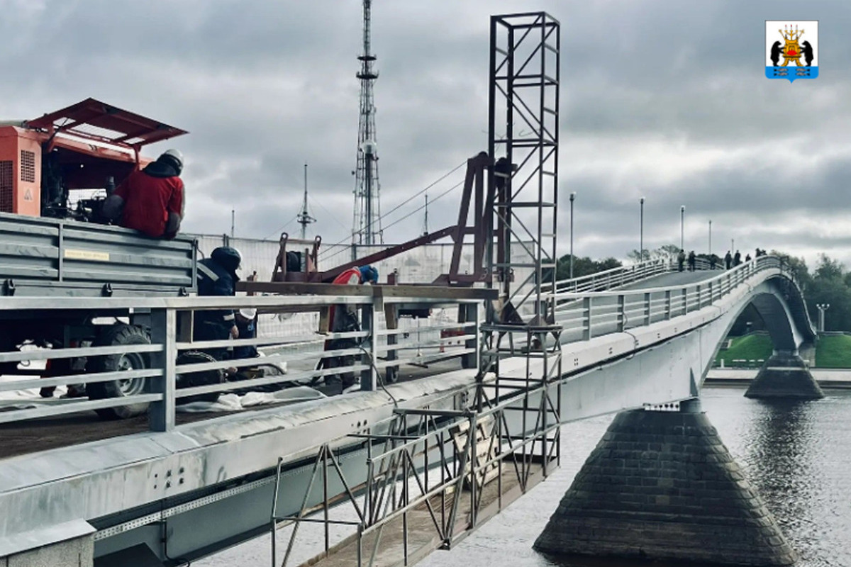 Мост между Ярославовым дворищем и Новгородским кремлем больше не заржавеет