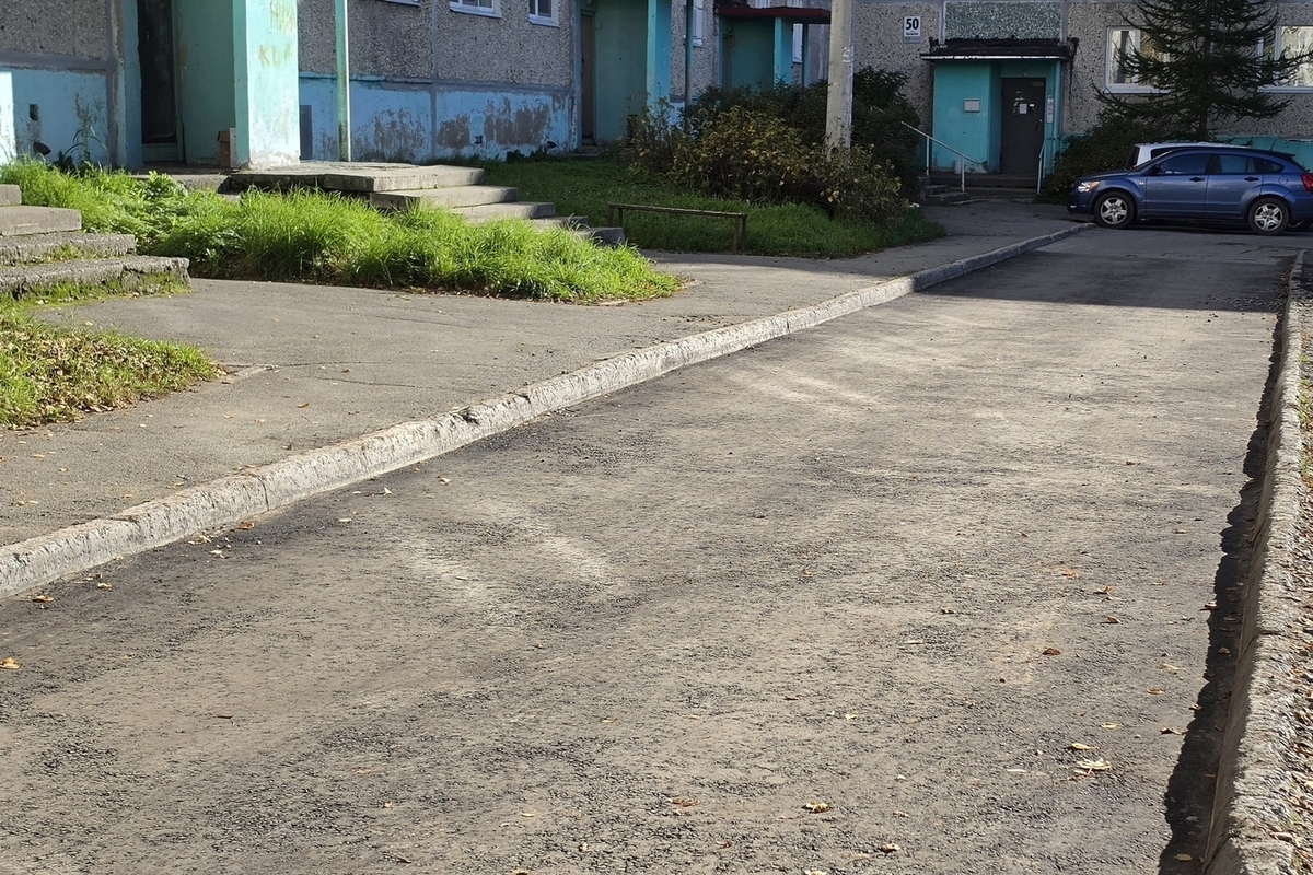 Снятый асфальт и мусор нашли после ремонтов в Апатитах