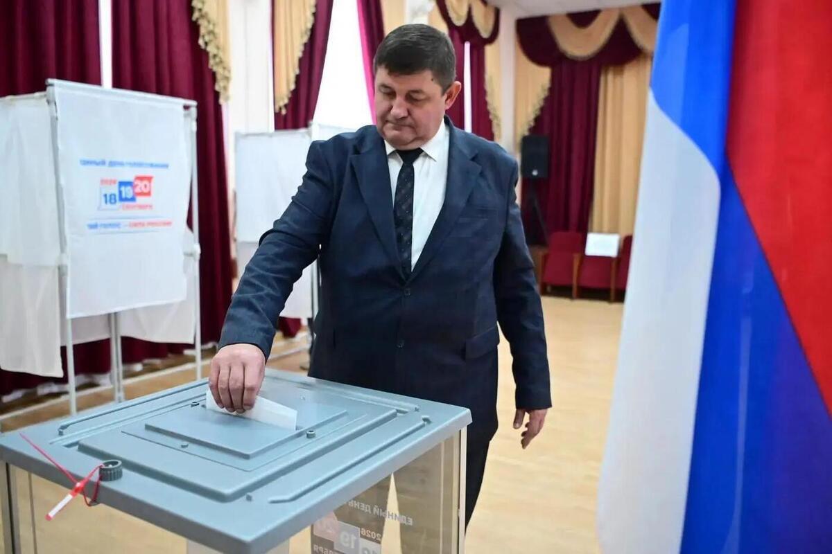 Глава Буденновского округа проголосовал в первый день выборов и отметил активность молодёжи