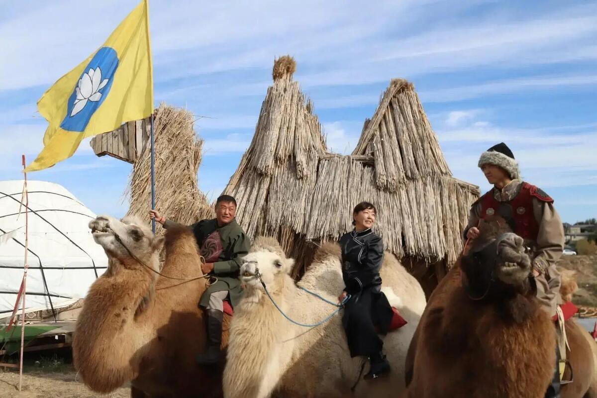 Элистинская семья прибыла на избирательный участок на верблюдах