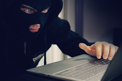 Пособник телефонных мошенников ворвался в дом россиянки и силой потребовал деньги