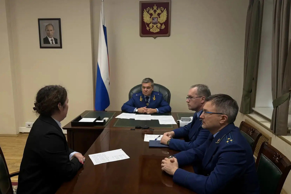 Прокурор Ленобласти во время личного приема граждан поручил провести проверки
