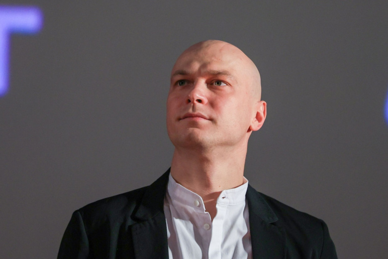 Юра Борисов в образе «тотал блэк» появился на премьере «Девятой планеты»