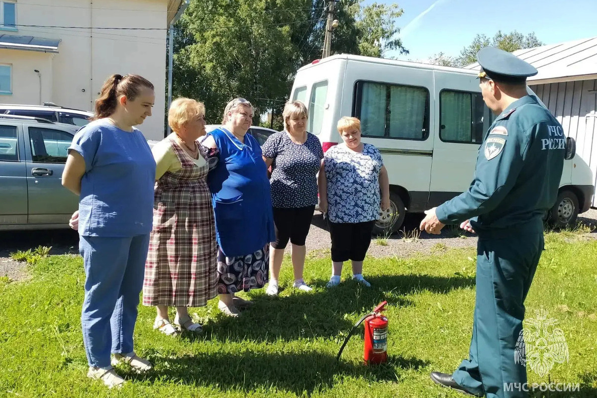Старший инспектор ОНД и ПР Гатчины научил медсестер пользоваться огнетушителями