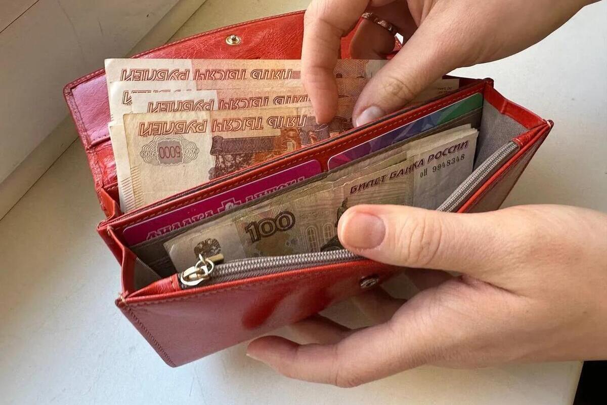 Новгородка нашла в магазине чужой кошелек и потратила из него более 90 тысяч рублей