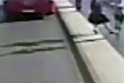 Семья обвинила полицию в смерти толкнувшего женщину под автобус родственника Карла III
