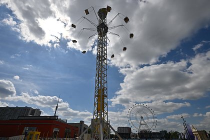Россияне застряли на аттракционе в парке Москвы