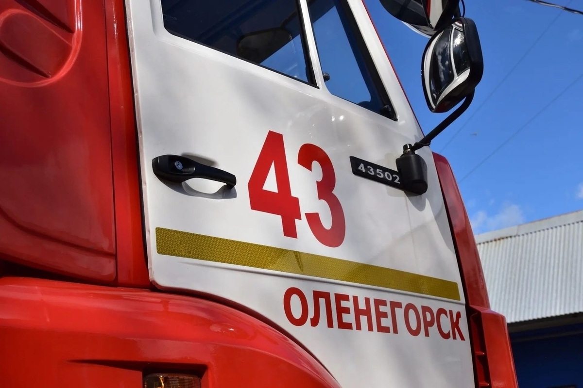 В Оленегорске сгорел дачный дом и хозпостройки на Ловозерской улице