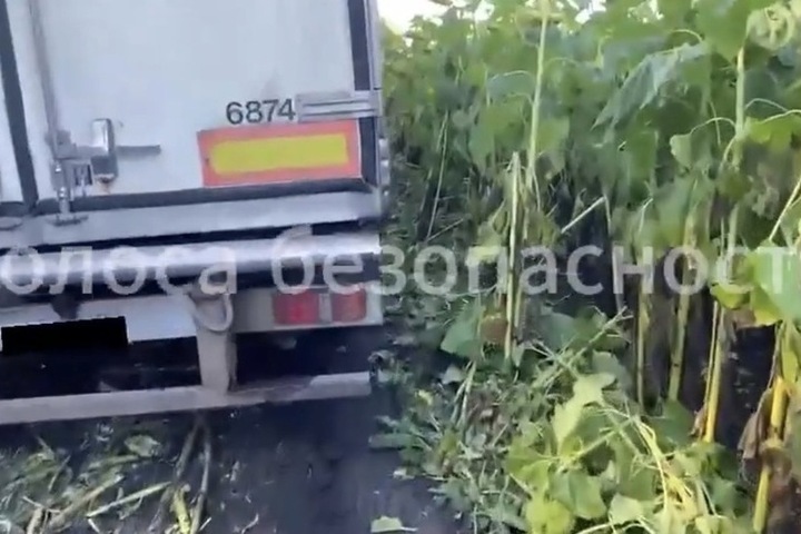 На трассе «Воронеж-Тамбов» фура вылетела в кювет из-за лопнувшего колеса