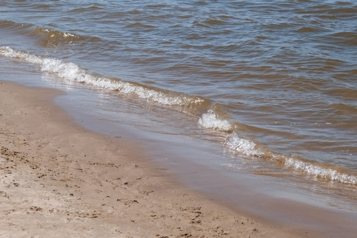 Астраханец чудом выжил после падения в воду из моторной лодки