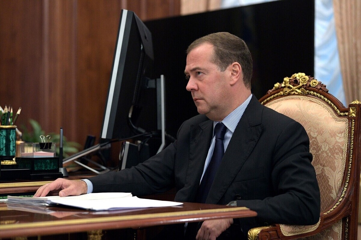 Медведев призвал двигаться к полному изъятию западных активов