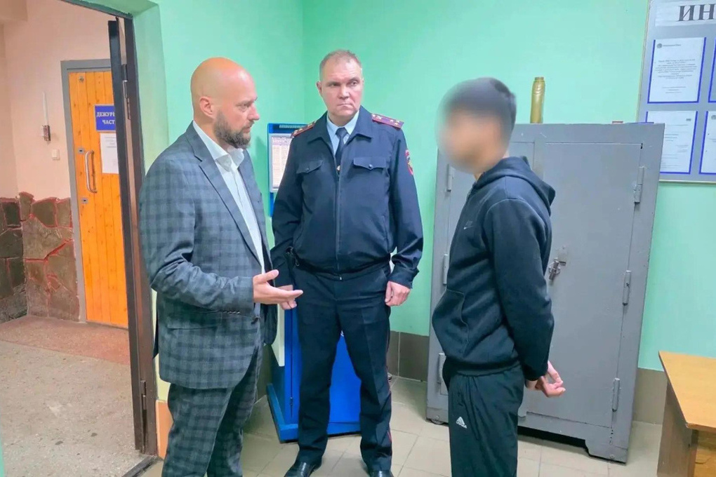 Мэр Курска встретился со сломавшие в переходе камеру парнем