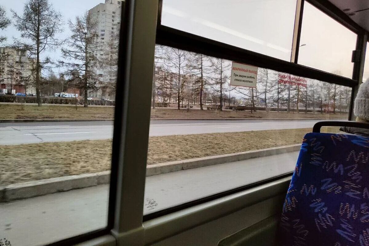 Пассажир разбил молотком два стекла троллейбуса в Петербурге