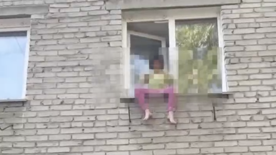В Барнауле ребенок выбрался на подоконник у открытого окна