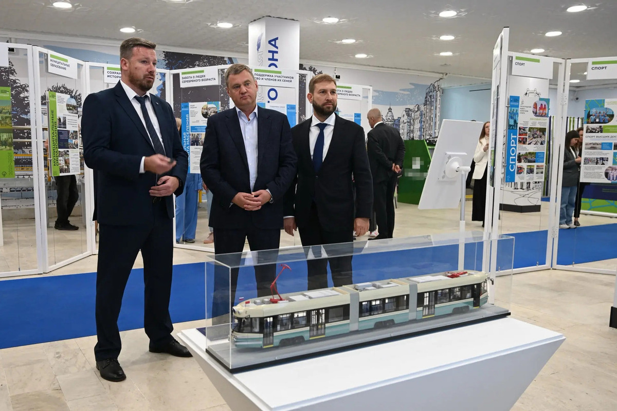 Дмитрий Ваньчков показал представителям Комтранса выставку достижений Петроградского района