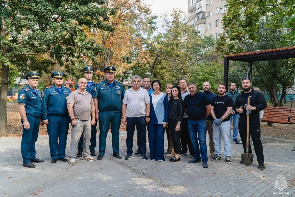В Мелитополе высадили 80 деревьев в сквере Огнеборцев