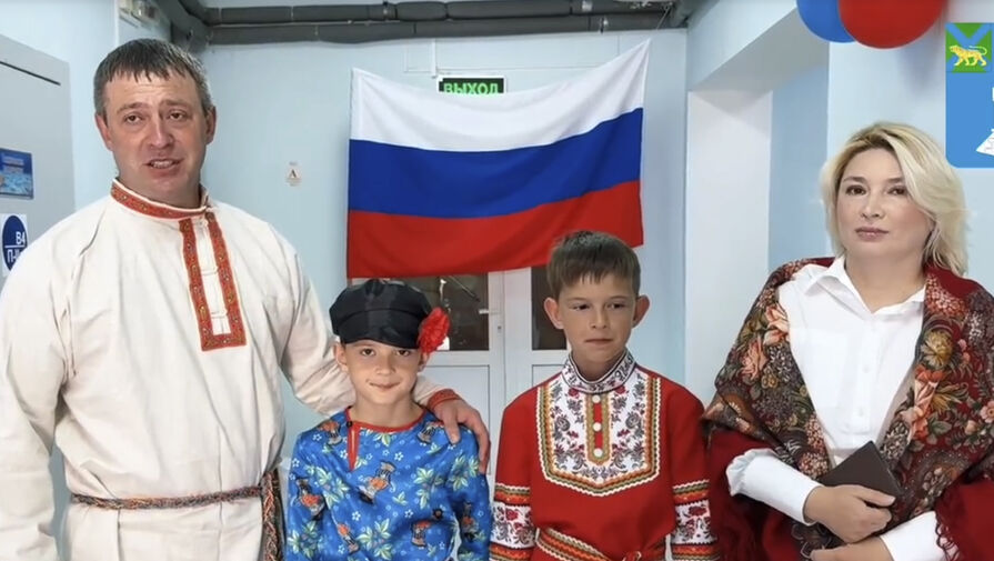 Семья в русских народных костюмах проголосовала на выборах в Приморье