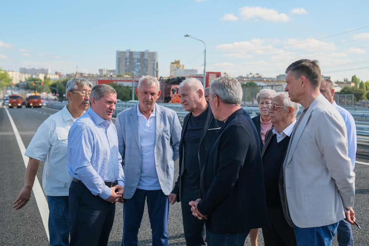 Андрей Бочаров раскритиковал озеленение обновленного проспекта в Волгограде