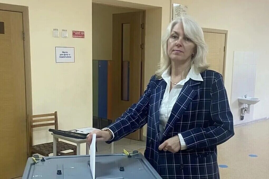Депутат Великолукской городской Думы и директор школы № 13 Елена Чернозубова проголосовала на выборах