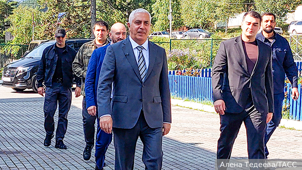 Путин поздравил Камболова с избранием на пост президента Южной Осетии