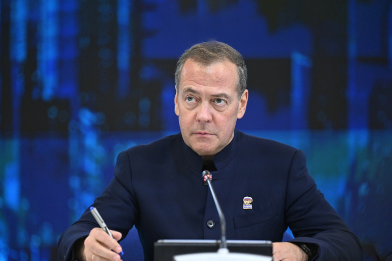 «Ублюдки понимают только силу»: Медведев предложил жесткий ответ на «адские санкции» США