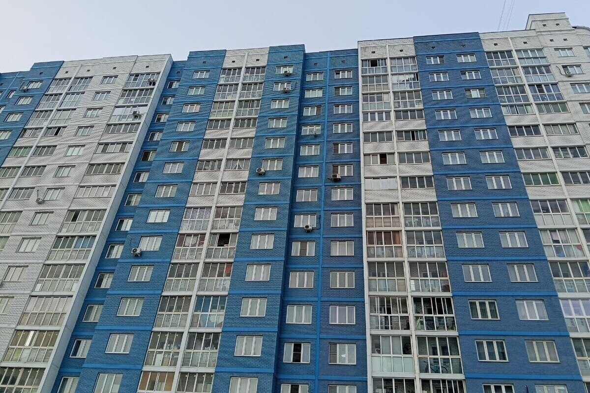 В российском регионе мужчина запугал жителей во дворе