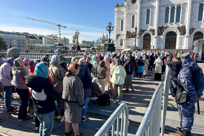 Верующим рассказали, когда прекратится доступ в очередь к мощам Спиридона