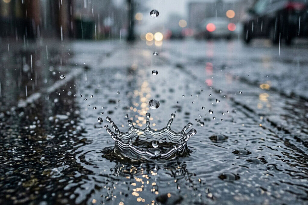 В Сочи после мощного ливня улицы и дороги ушли под воду