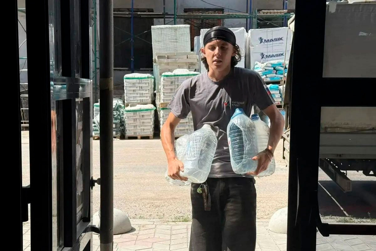 Мариуполь получает новую партию питьевой воды для нуждающихся