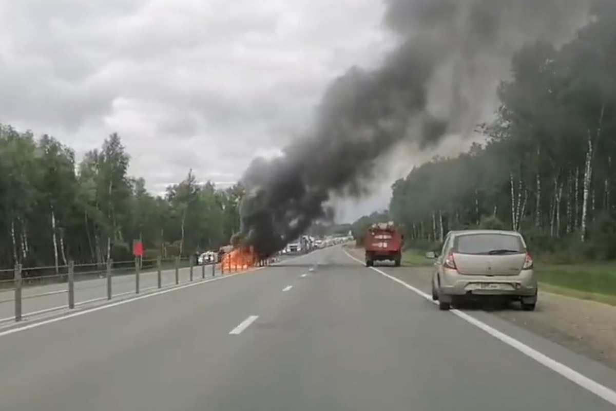 В Ярославской области на трассе М8 возникла пробка из-за возгорания автомобиля
