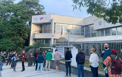 В Праге за час после открытия участка на выборах в ГД проголосовали 100 человек