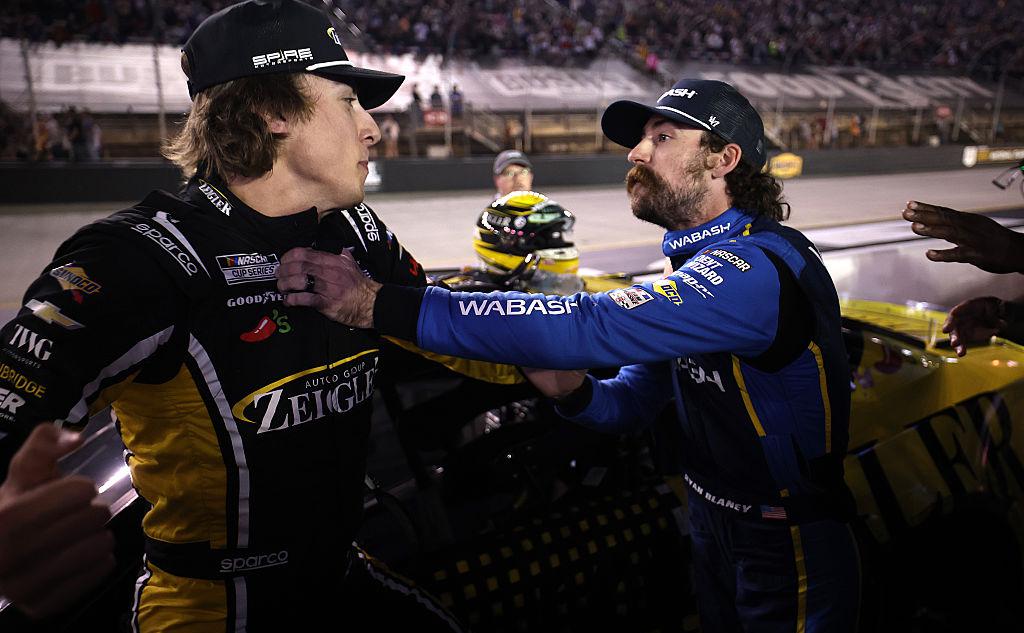 Пилоты NASCAR устроили драку после финиша гонки