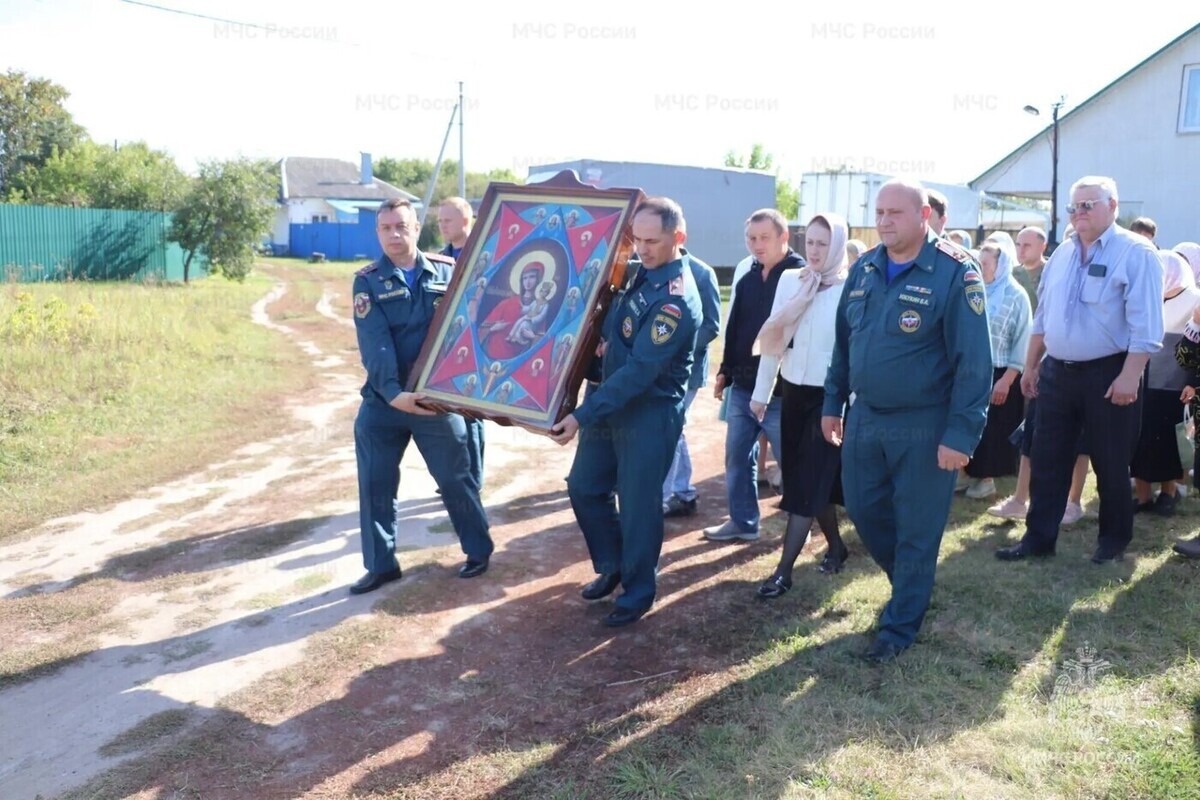 Курские спасатели МЧС России приняли участие в крестном ходе